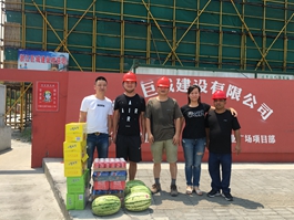 32 集團工會為奮戰在高溫一線的員工送清涼慰問